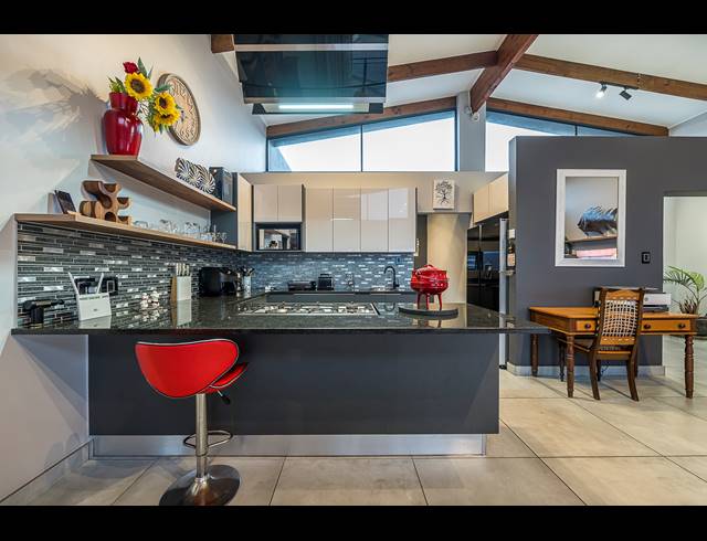 5 BEDROOM HOUSE FOR SALE IN ISLAND VIEW